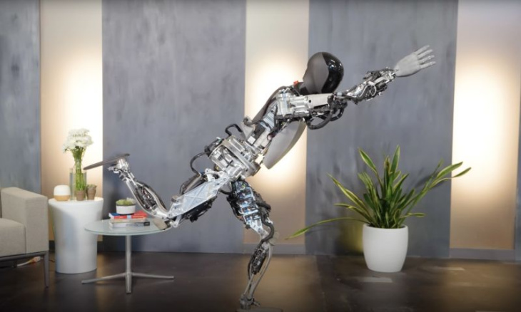 tesla-robot optimus laat zien wat 'ie allemaal kan
