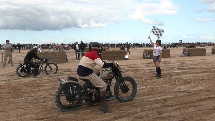 kijk: oldtimers en motoren gaan de strijd aan in de normandy beach race