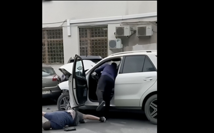 dronken mercedes-bestuurder veroorzaakt enorme chaos en botsingen met 7 auto’s