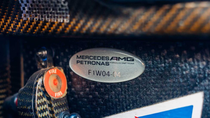 de eerste mercedes f1-auto (met v8!) van hamilton kan van jou zijn