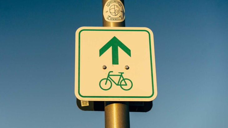 ‘een derde budget nederlandse wegen (1,3 miljard) moet naar fietssnelwegen’