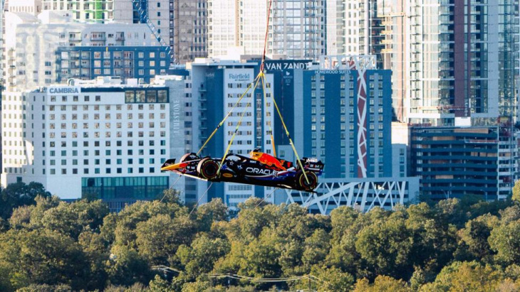 red bull vliegt met speciale f1-auto voor gp van amerika over binnenstad