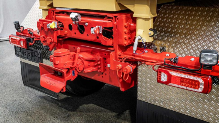 deze mercedes-vrachtwagen mag 1 miljoen kilo trekken (en dat heeft een goede reden)