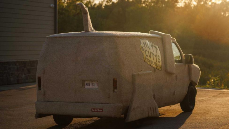 deze hondenbus is een bekende filmauto en kan van jou zijn