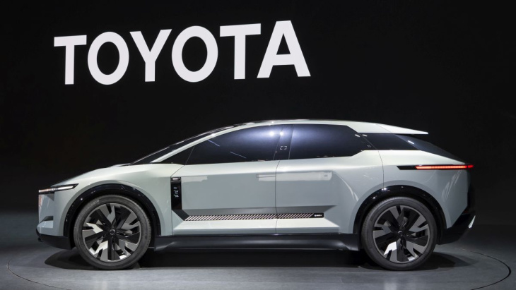 japan mobility show 2023: toyota onthult 100 procent elektrische suv en sportwagen