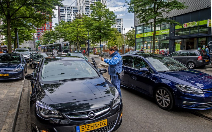 twee derde europeanen gebruikt mobiel in de auto, maar iedereen vindt dat anderen slecht rijden
