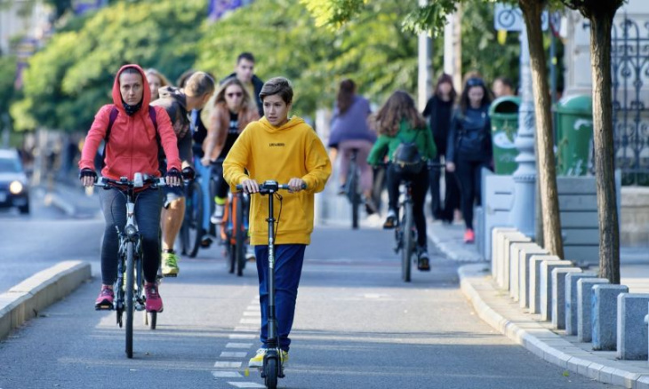 e-bikes en e-scooters doen veel meer voor het klimaat dan elektrische auto's
