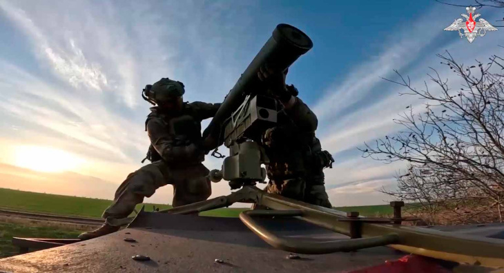 rusland publiceert video van mad max-stijl buggy die antitankraketten afvuurt op oekraïense gepantserde voertuigen