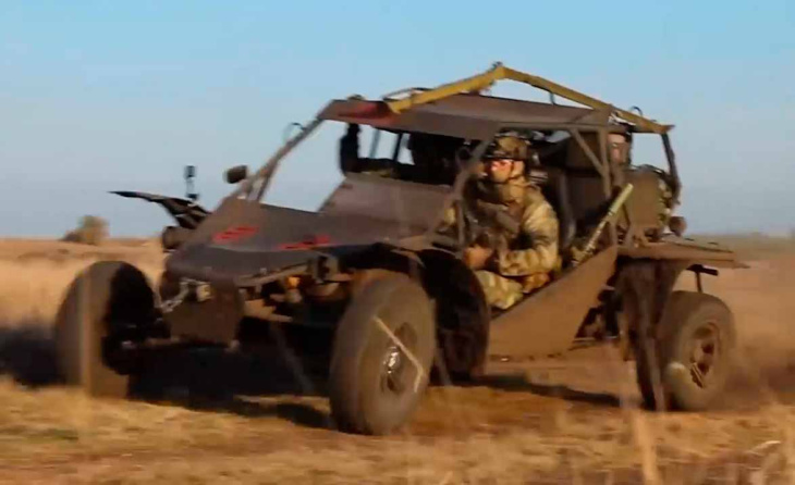 rusland publiceert video van mad max-stijl buggy die antitankraketten afvuurt op oekraïense gepantserde voertuigen