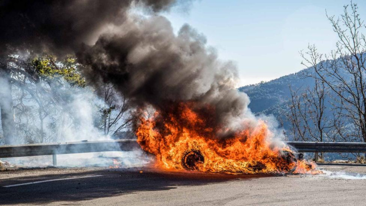 onderzoek wijst uit: benzineauto’s branden veel vaker af dan ev’s