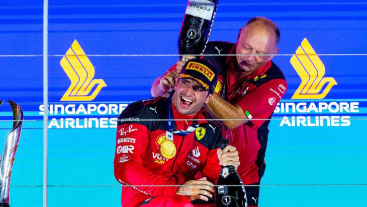 chris harris: overwinning van sainz in singapore hoort bij de ‘beste prestaties in de f1 ooit’