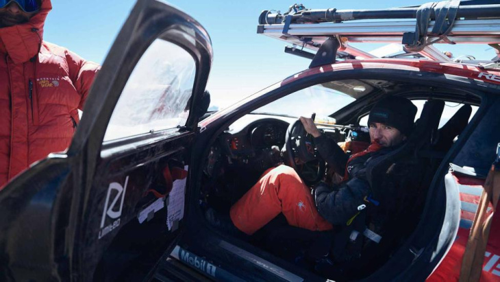 porsche stuurt 911 (met standaard motor) op efuel naar 6.700 meter hoogte