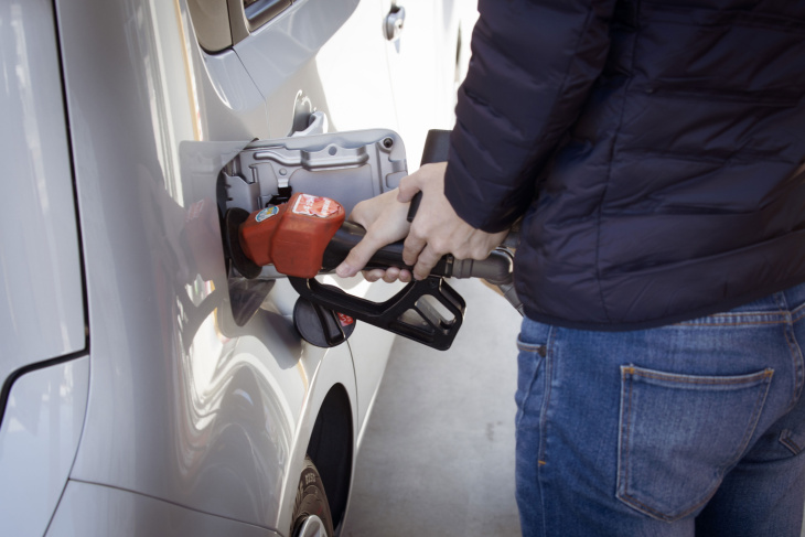 rijden op e-fuel wordt niet goedkoop: dit gaat de synthetische brandstof kosten