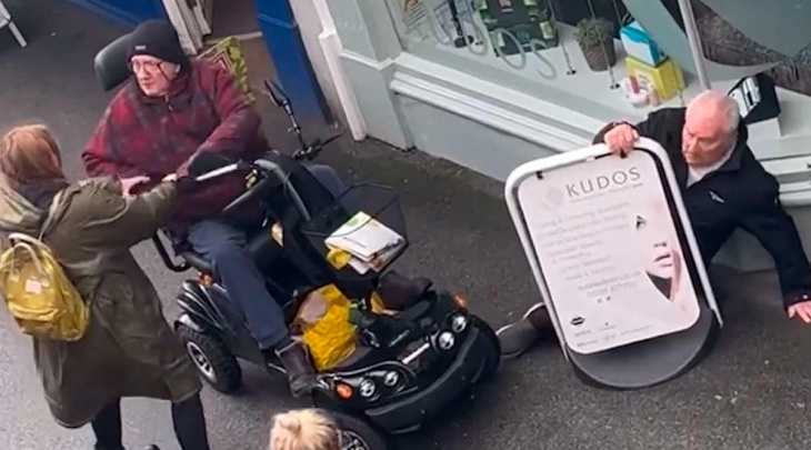 gepensioneerde heeft zijn scootmobiel in beslag genomen nadat hij opzettelijk een man omver heeft gereden