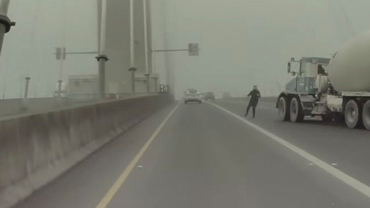 video: deze voetganger sterft bijna op de snelweg