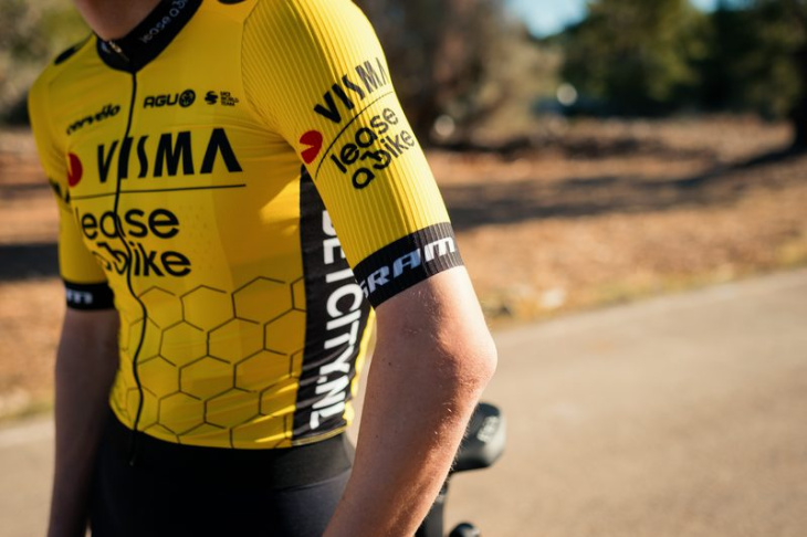 het nieuwe tenue van visma | lease a bike is ook in 2024 geel en zwart