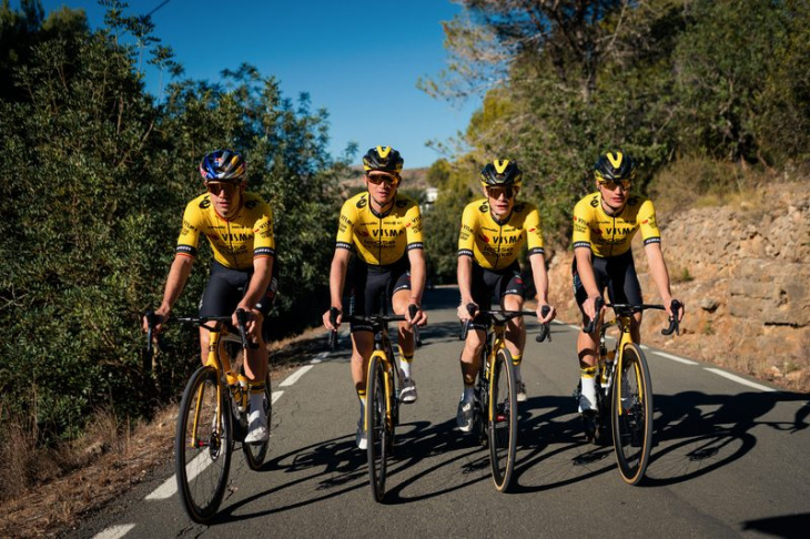 het nieuwe tenue van visma | lease a bike is ook in 2024 geel en zwart