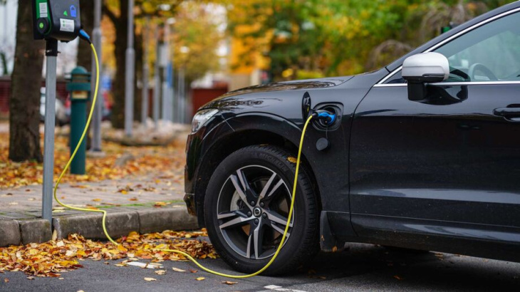 waarom mag je de kabel van een opladende elektrische auto niet opgerold laten?