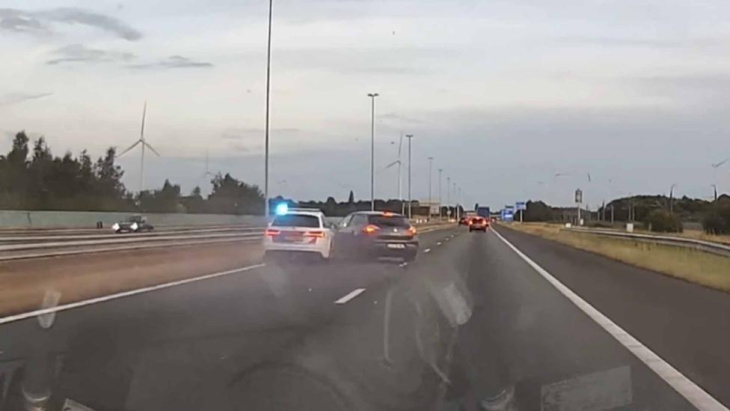 nederlandse politie ramt renault hardhandig van de weg tijdens achtervolging