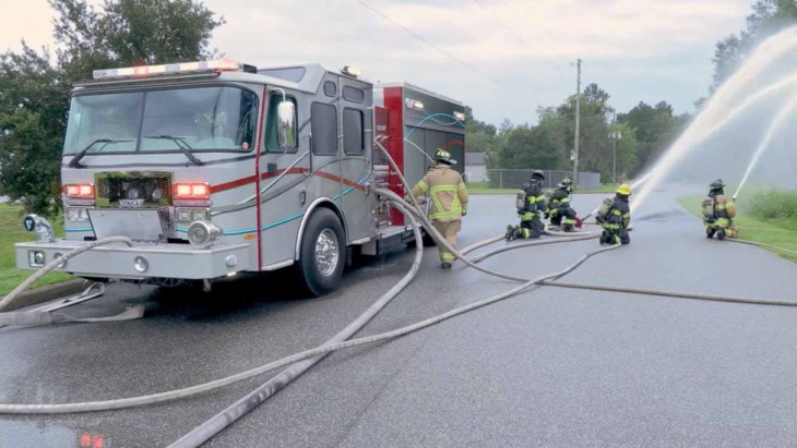zo lang kan deze elektrische brandweerwagen blussen op één acculading