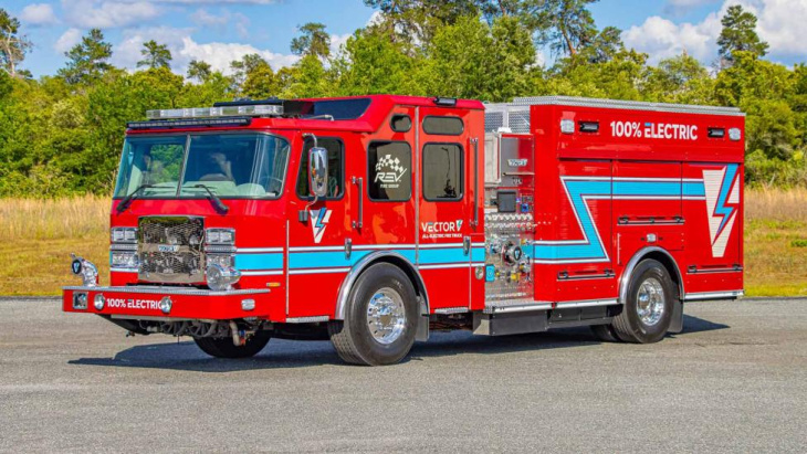 zo lang kan deze elektrische brandweerwagen blussen op één acculading
