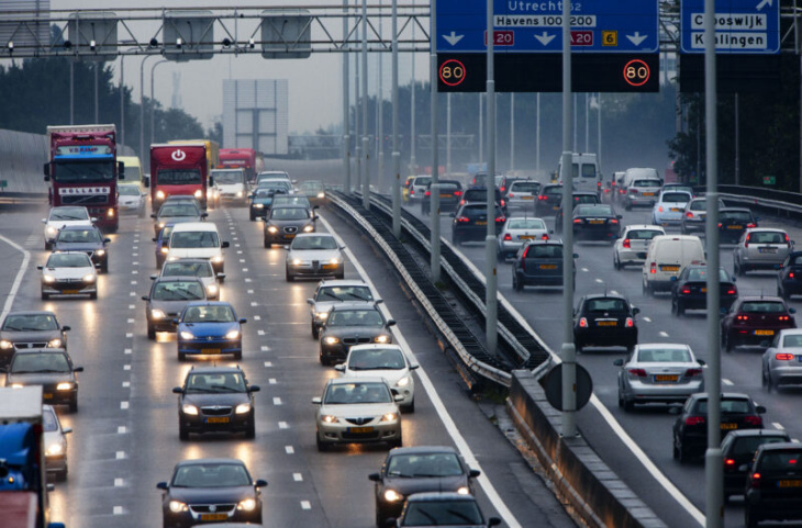 aantal auto's in nederland schiet omhoog: in jaar tijd ruim 180.000 extra bolides