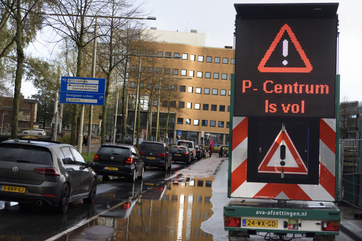 'nederland knotsvol met auto's, files worden steeds langer'