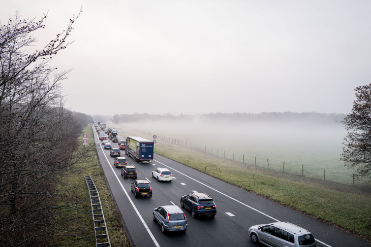 'nederland knotsvol met auto's, files worden steeds langer'