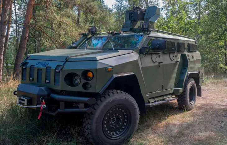 video: voor het eerst werden tests van het gepantserde voertuig novator-2 getoond in oekraïne