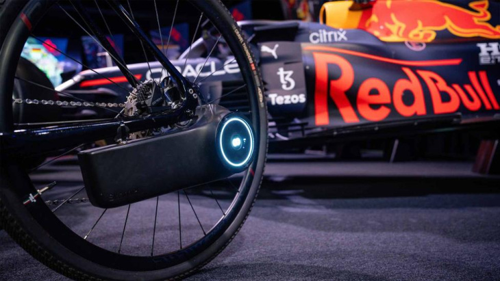 met deze uitvinding van red bull is jouw gewone fiets binnen een paar seconden elektrisch