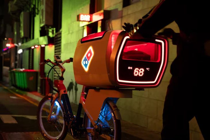 met deze e-bike met ingebouwde oven blijft je bestelde pizza lekker warm