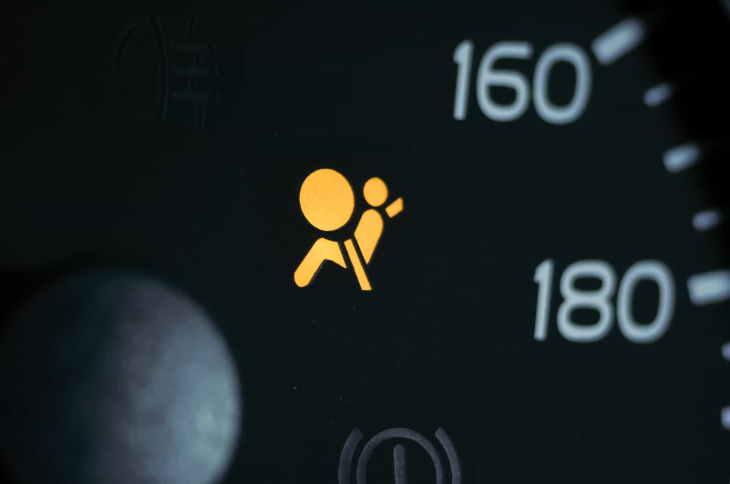 wat de waarschuwingslampjes op het dashboard van je auto betekenen