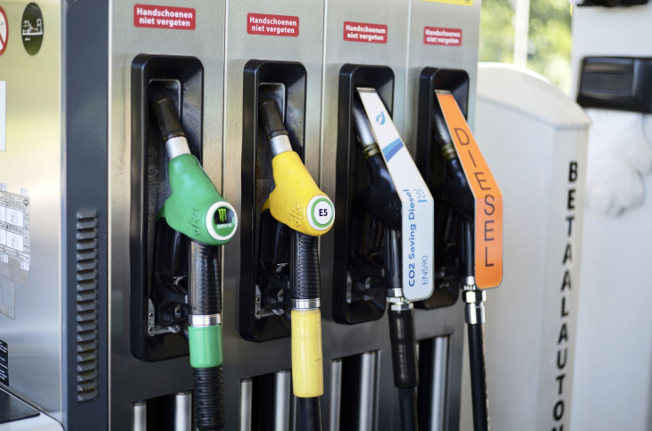 ‘rockets and feathers’: bewijs dat pomphouders sjoemelen met benzineprijs