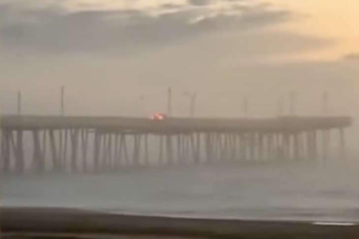 schokkende video toont voertuig dat zich in de vs in zee stort vanaf een vissteiger
