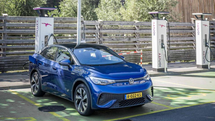 bijna 70% van de nieuwe auto’s in nederland heeft een elektromotor