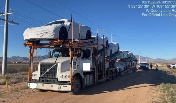 ex-gevangene steelt vrachtwagen met $ 1,25 miljoen aan nieuwe corvettes in arizona.