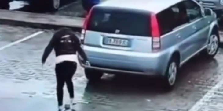 indrukwekkende video: dieven passen de ‘verloren portemonneetruc’ toe en stelen de tas van een automobilist op een parkeerplaats.