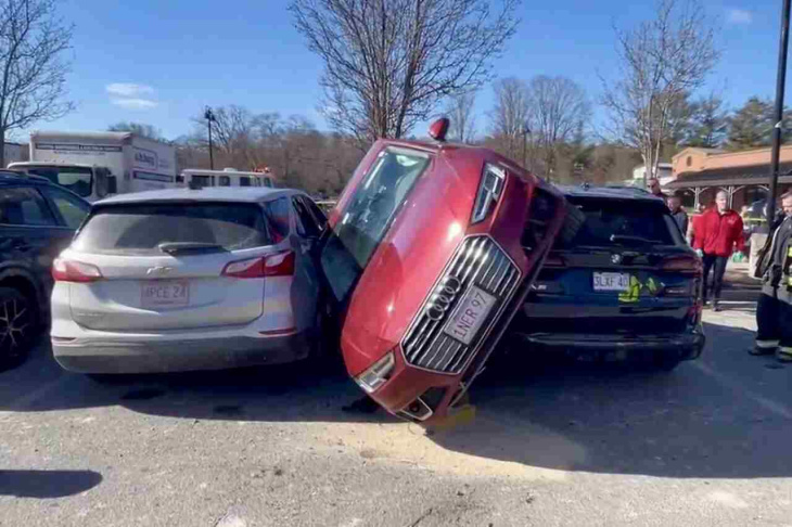 ongelooflijke video: audi a4-bestuurder probeert te parkeren op een niet-bestaande plek en beschadigt andere auto’s