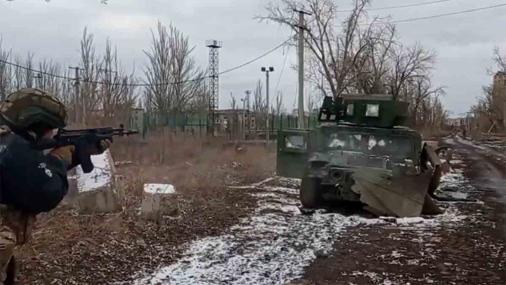 video: russische soldaten verrast door het beschermingsniveau van humvee pantser