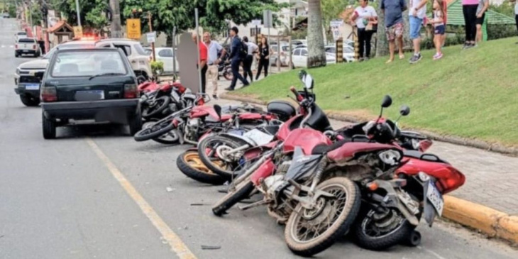 chauffeur met tekenen van dronkenschap laat 9 motorfietsen tegelijk vallen