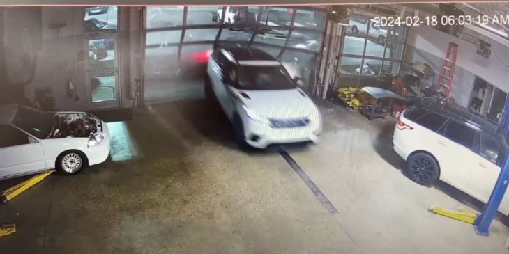 schokkende video: tieners gebruiken suv als stormram om bijna $ 600.000 aan voertuigen te stelen in wisconsin