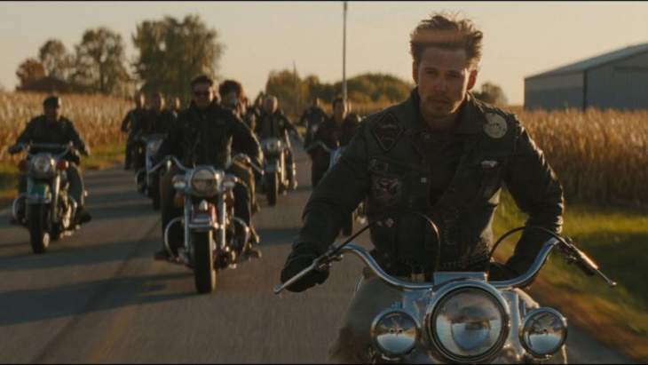 focus features deelt brute nieuwe trailer voor misdaadfilm 'the bikeriders' met tom hardy en austin butler