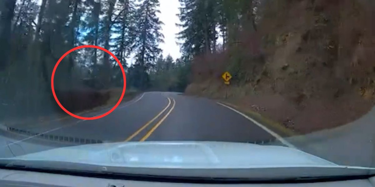 indrukwekkende video: honda cr-v rijdt van de weg en stort in een ravijn in de verenigde staten