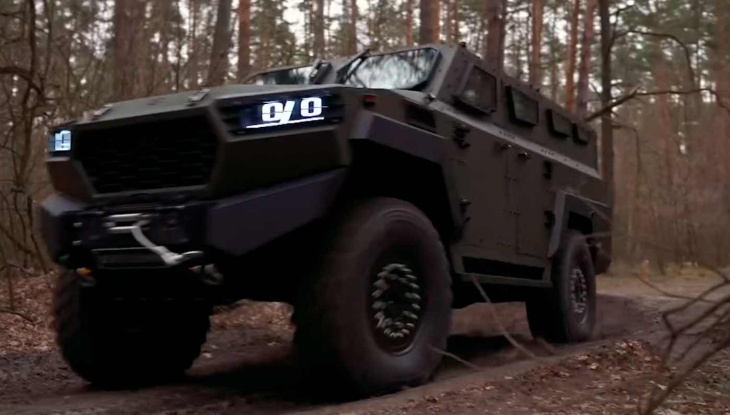 video: oekraïne lanceert nieuw gepantserd voertuig inguar-3