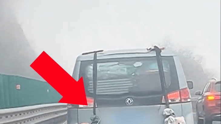 schok op de snelweg: wat deze bestuurder aan zijn bumper heeft hangen, bezorgt je kippenvel (video)
