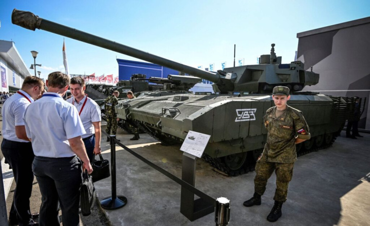 de nieuwe russische t-14 armata tank is waarschijnlijk te duur voor gebruik in oekraïne, zegt een grote wapenfabrikant