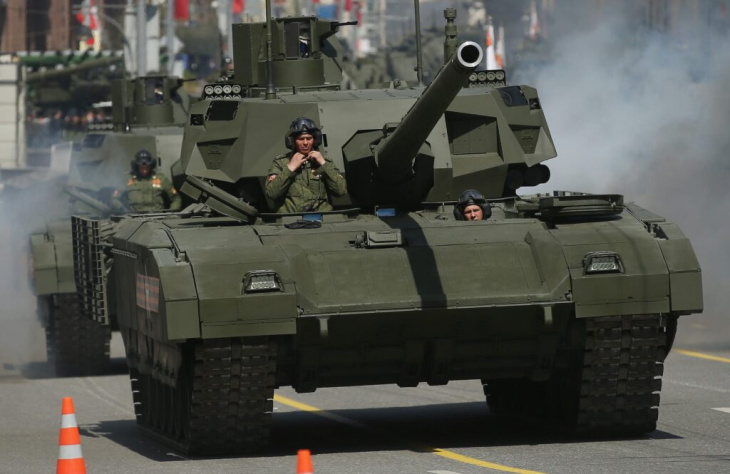 de nieuwe russische t-14 armata tank is waarschijnlijk te duur voor gebruik in oekraïne, zegt een grote wapenfabrikant