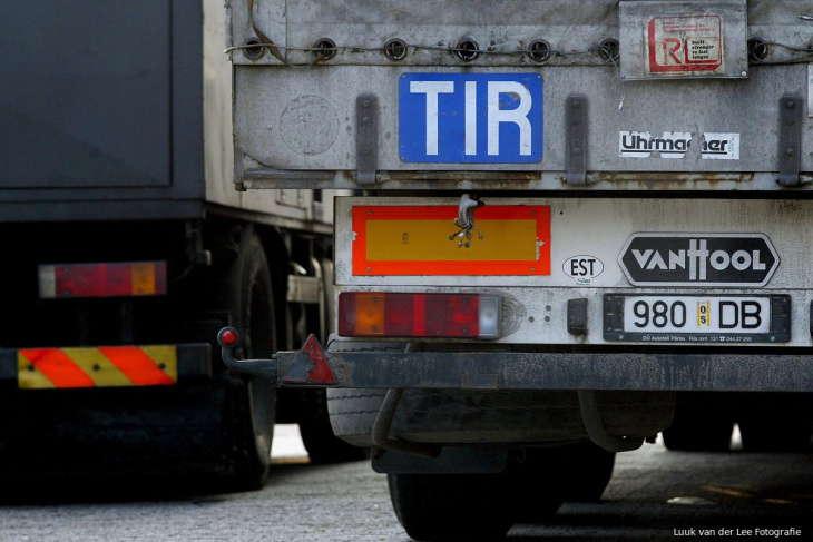 waar staan de letters t.i.r. voor op de achterkant van een vrachtwagen?