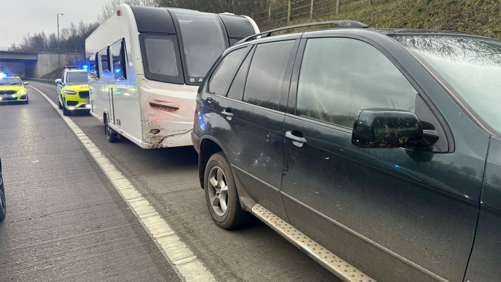 britse jongen (11) rijdt met bmw en gestolen caravan op snelweg