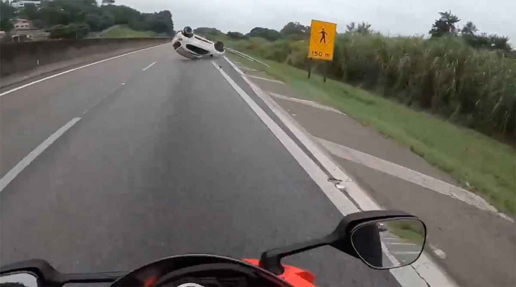 video: tijdens vermeende verkeersruzie duwt automobilist motorrijder van de snelweg